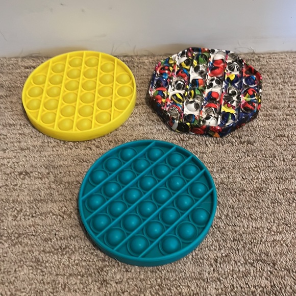 1 large, 3 medium 5 small pop-it’s with colorful designs. - Picture 3 of 5